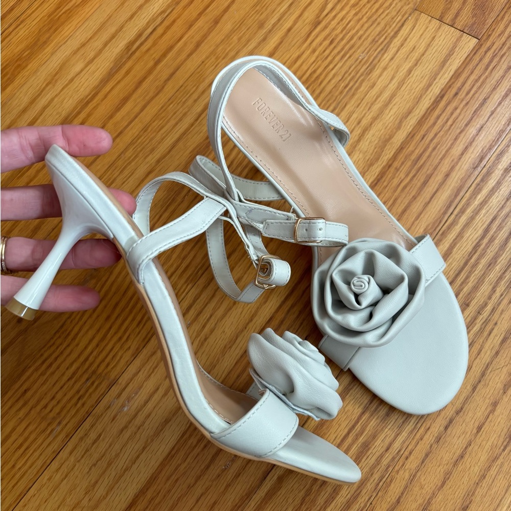 NWOB Strappy Flower Appliqué Sandal Heels in Stone- 8